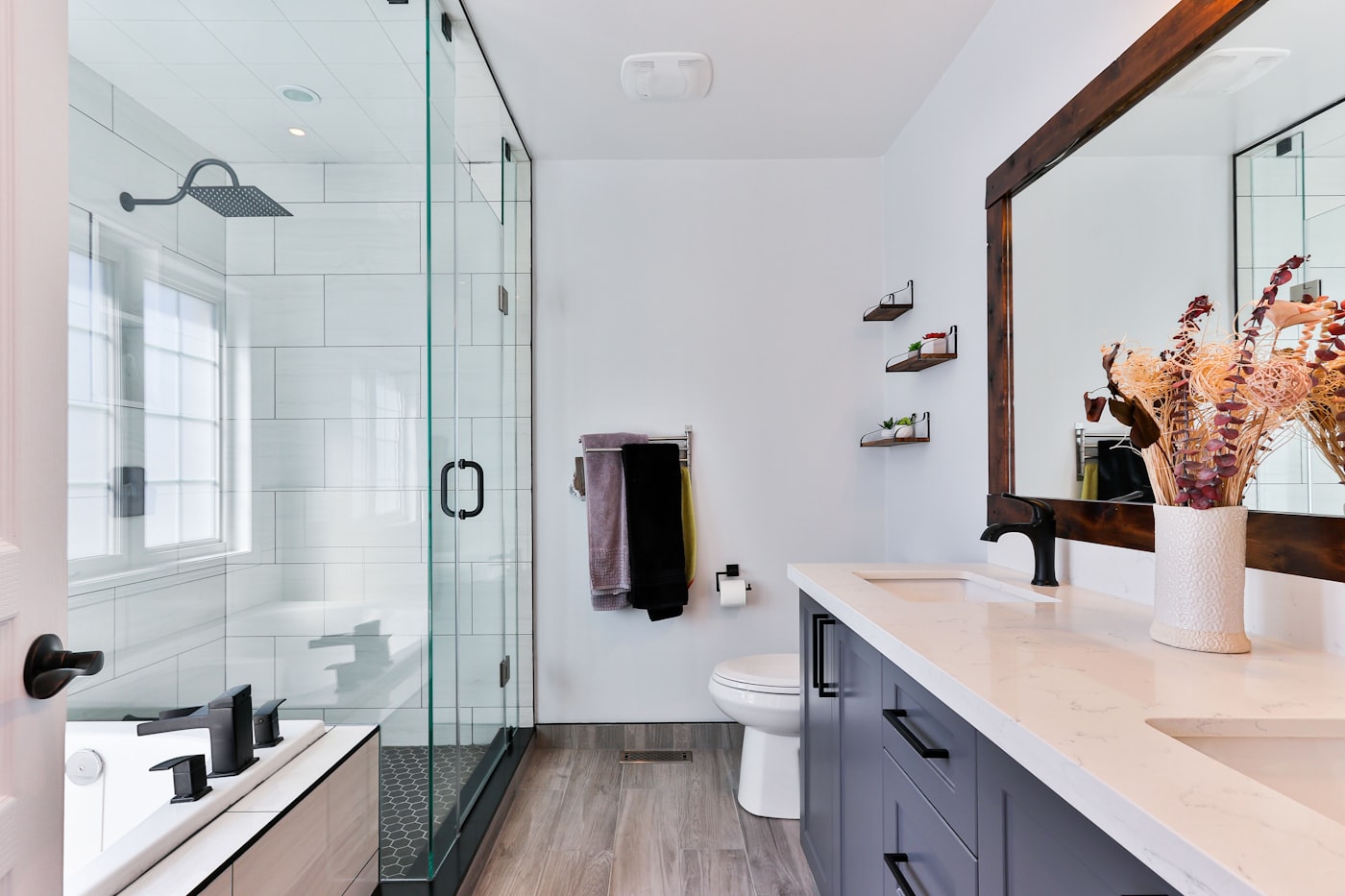 Modern saniertes Badezimmer in Berlin mit bodengleicher Dusche